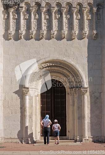 Image of The woman and the girl at temple doors