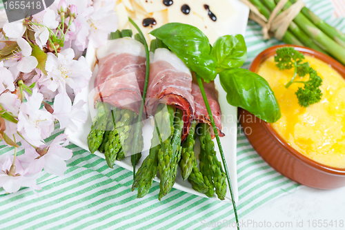 Image of Asparagus with speck