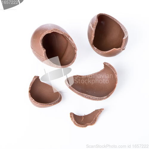 Image of cracked chocolate egg 