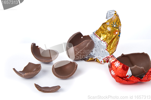 Image of cracked chocolate egg 