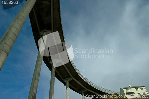 Image of modern arch bridge 