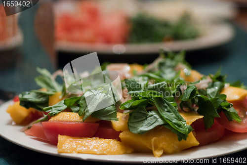 Image of Green salad with mango and tomatoes