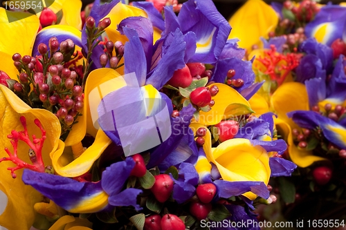 Image of bouquet with violet irises and yellow callas