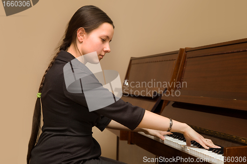 Image of The girl playing the piano
