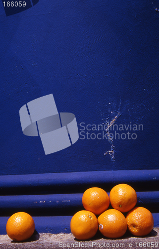 Image of Oranges against blue wall