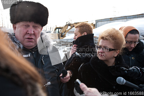 Image of The Nizhny Novgorod governor Valery Shantsev talks to mass media reporters in winter at a construction site