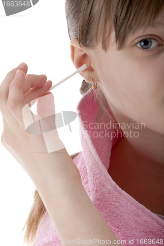 Image of Girl cleans the ears