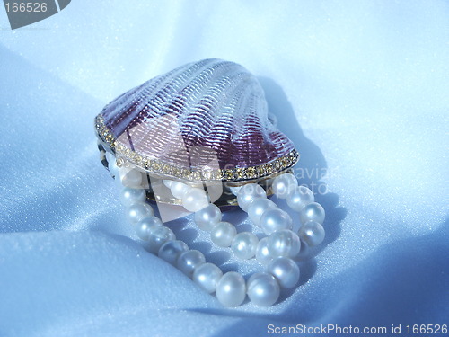 Image of Bowl and pearls