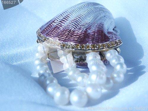 Image of Bowl and pearls