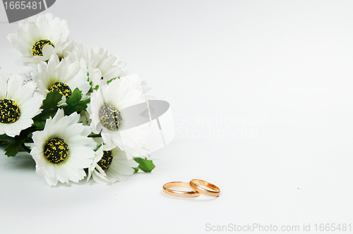 Image of Wedding rings and flowers