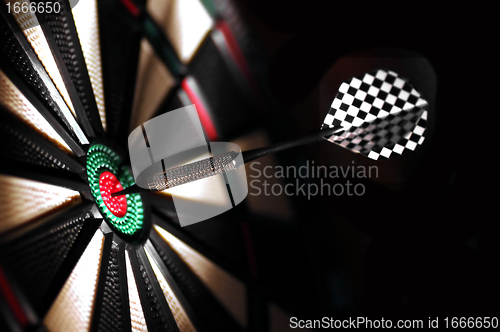 Image of One arrow in the centre of a dart board