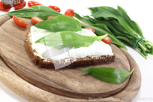 Image of ramson bread with cottage cheese