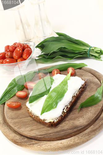 Image of ramson bread with fresh cottage cheese