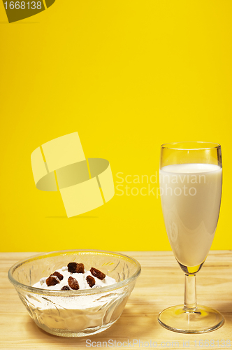 Image of Milch, Mehl,Rosinen, Zutaten für Kaiserschmarn