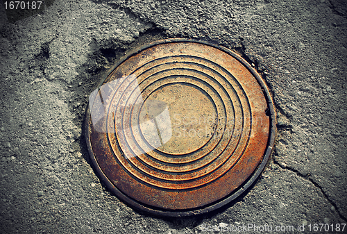 Image of rusty round manhole