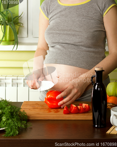 Image of pregnant woman on kitchen