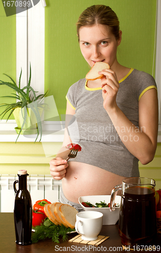 Image of pregnant woman on kitchen