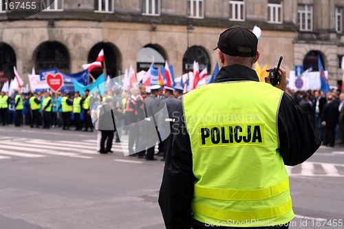 Image of Protecting the demonstration 2