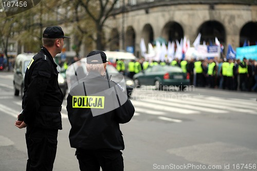 Image of Protecting the demonstration 3