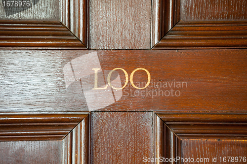 Image of Loo stencilled onto door to bathroom