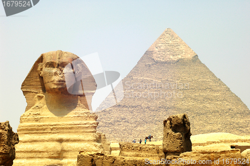 Image of Sphinx in front of Pyramid Giza