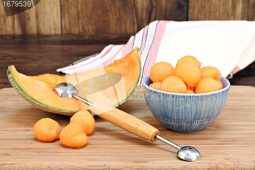 Image of Cantaloupe melon balls in a bowl with selective focus on fruit i