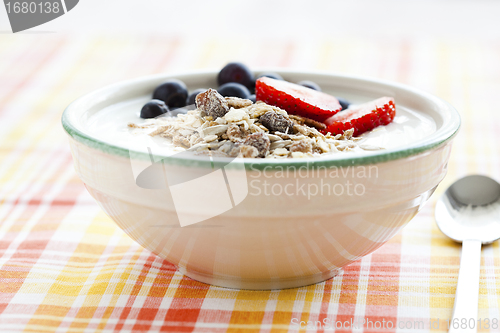 Image of Bowl of muesli, yoghurt and berries