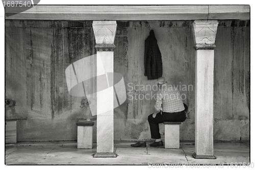 Image of Man preparing for prayer