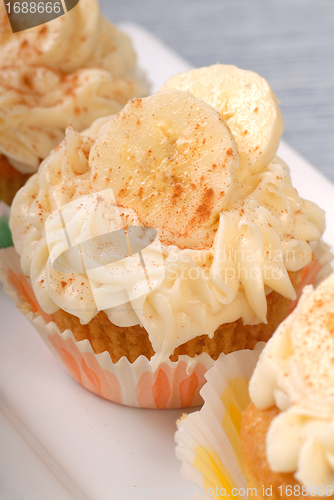 Image of Vanilla cupcake with cream cheese frosting and sliced bananas