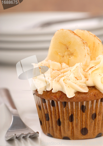 Image of Vanilla cupcake with cream cheese frosting and sliced bananas