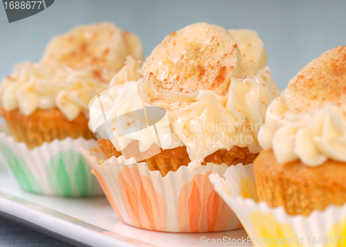 Image of Vanilla cupcake with cream cheese frosting and sliced bananas