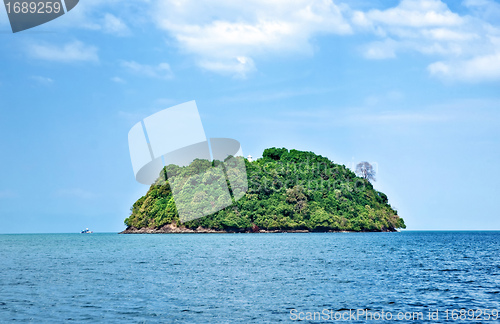 Image of deserted tropical island