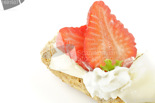 Image of CreaspBread sandwich with cheese and strawberry