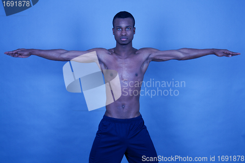 Image of young man with black skin ist doing fittness