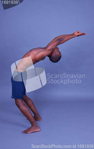 Image of young man with black skin ist doing fittness