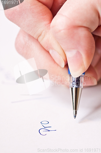 Image of hand is writing pro and contra on paper 