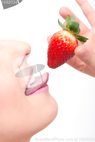 Image of close-up woman´s lips and a strawberry