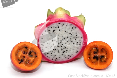 Image of tamarillos and a pitahaya