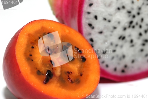 Image of tamarillos and a pitahaya