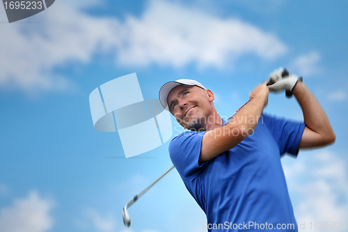 Image of golfer shooting a golf ball 