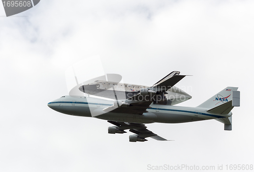 Image of Space Shuttle Discovery flies over Washington