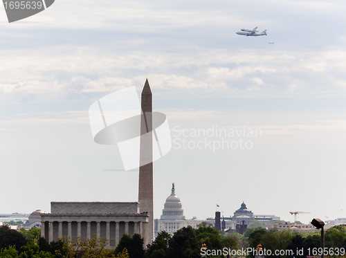 Image of Space Shuttle Discovery flies over Washington