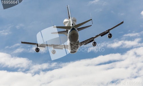 Image of Space Shuttle Discovery flies over Washington