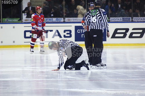 Image of Referees repearing the ice