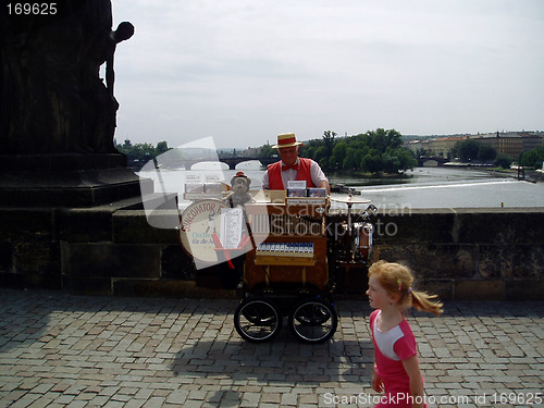 Image of Prague Karlsbridge one man band and girl