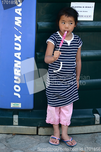 Image of child  reading