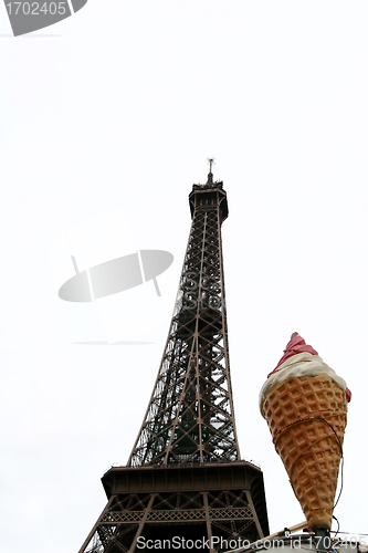 Image of tourists in paris