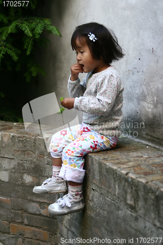 Image of children eating