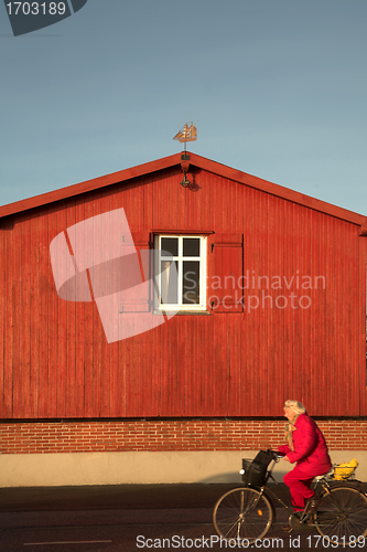 Image of red house 