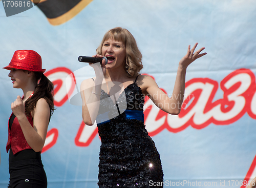 Image of Veronika Dirakova singing